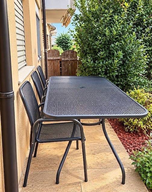 Set di tavolo e panche: Tables de jardin et 6 chaises  – Usato da Lausanne venduto da Jeanne59