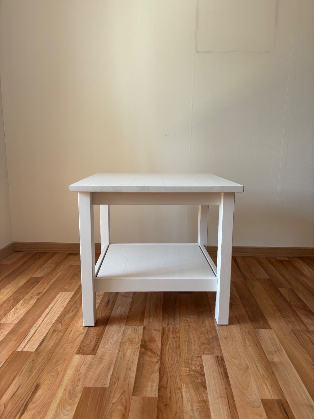 Ikea Tavoli: Beistelltisch weiss quadratisch mit Ablage – Usato da Steinach venduto da jas_r5q9