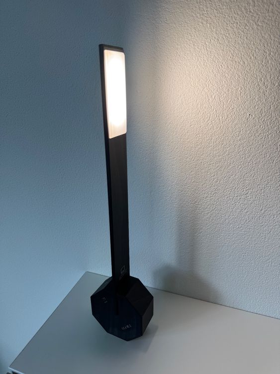 Gingko Octagon One Schreibtischlampe – Wiederaufladbar, 36 LEDs, Holzoptik Walnuss, Touch-Bedienung