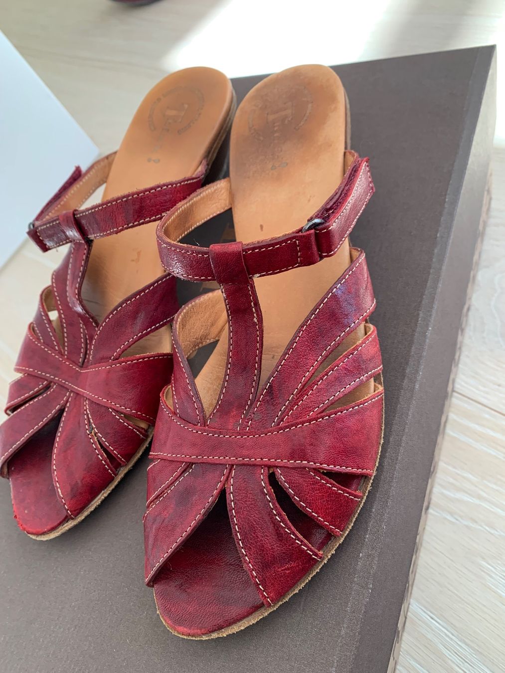 Think Scarpe da donna: Think! Echtleder-Sandalen, Rot, Gr. 37 mit Riemchen – Usato da Schwanden GL venduto da Cicala 2