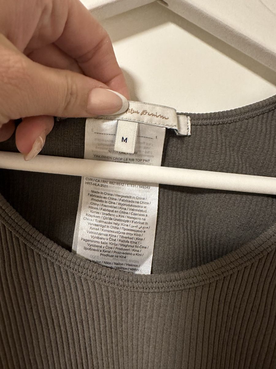 T-Shirts: ONLY geripptes Langarm Crop Top Gr. M – Gebraucht aus Reinach BL von Alles_muss_weg00 2
