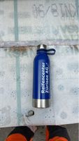 Isoliert Flasche blau Reifencenter Zürisee AG Sommer 2023