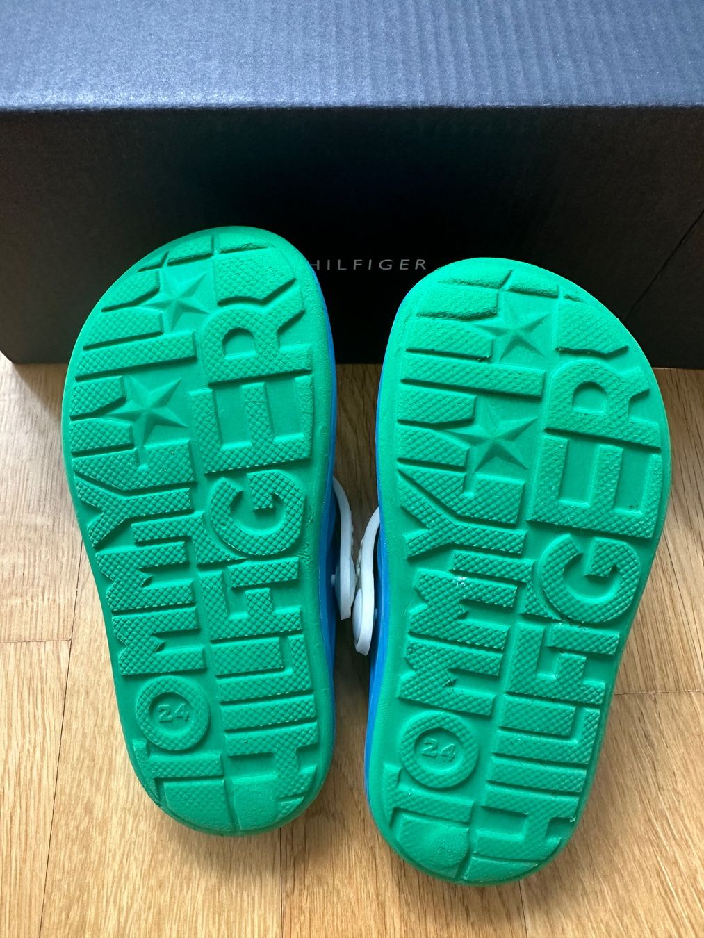 Tommy Hilfiger Scarpe per ragazzi: Tommy Hilfiger Badeschuhe Kinder Gr. 24 – Usato da Unterägeri venduto da StefanGekko 7