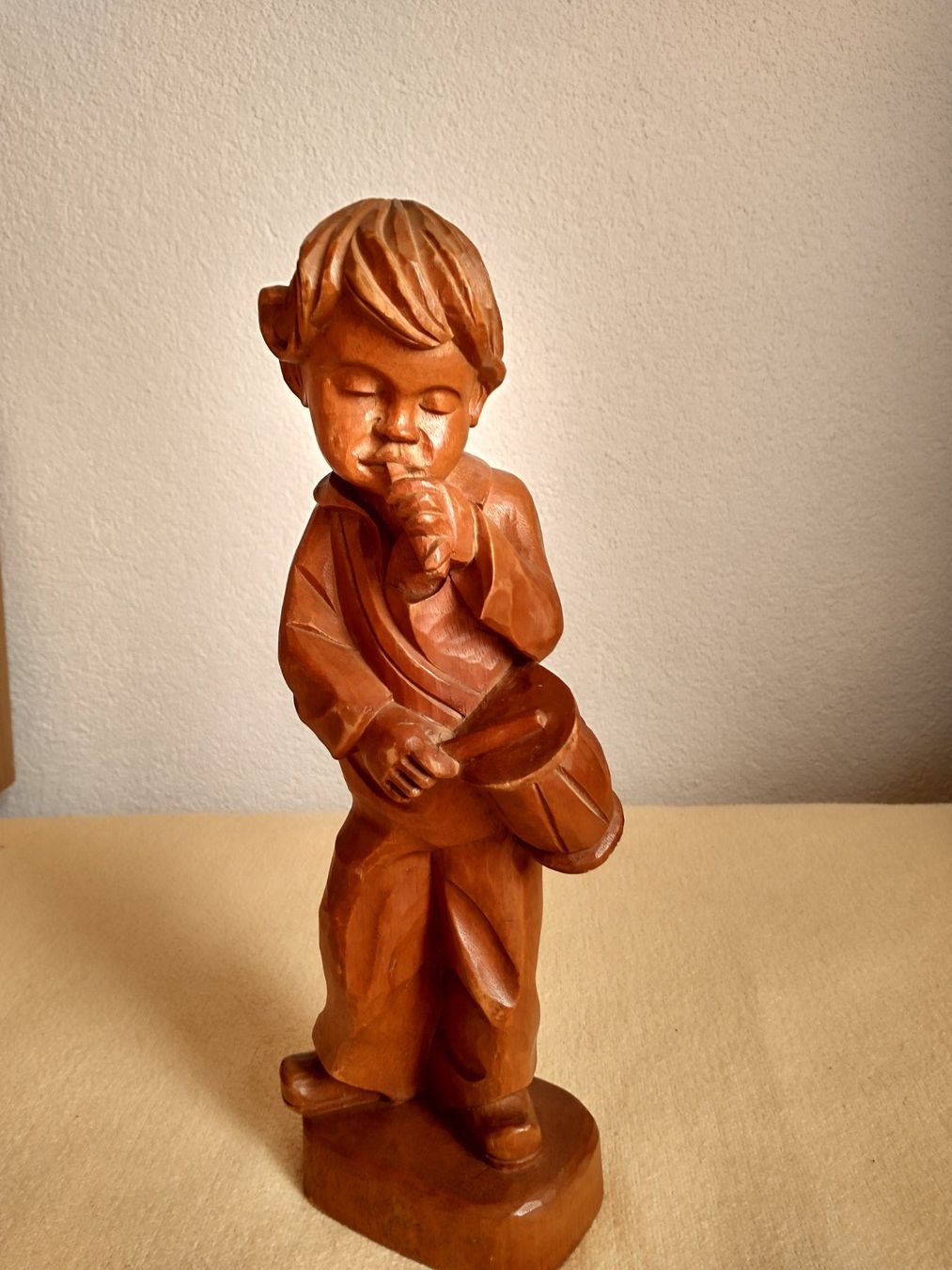 Statuette: antike Holzfigur Junge mit Trommel, geschnitzt,  34 cm – Usato da Löhningen venduto da Chimae67