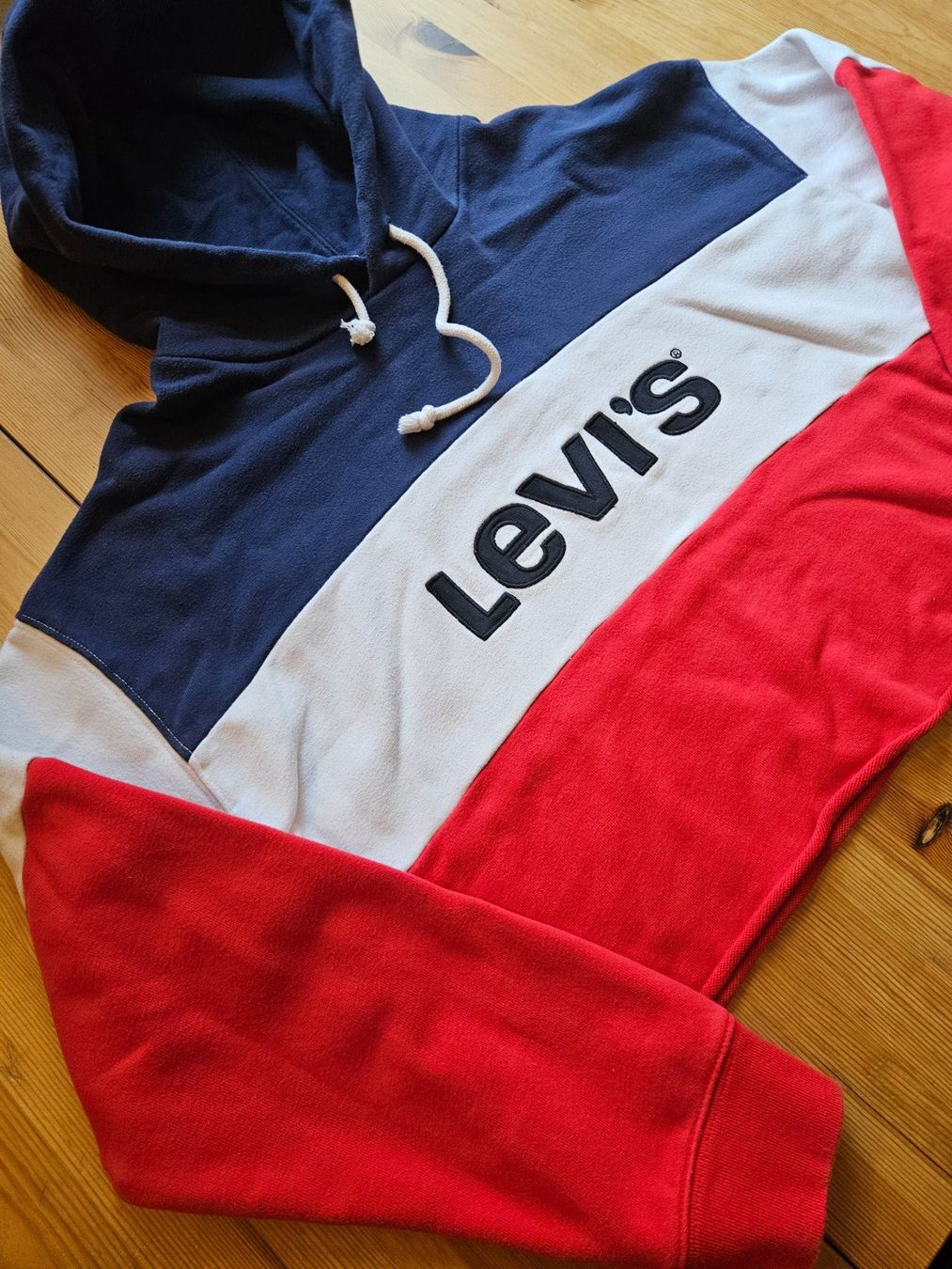 Levi's Pullover & Sweatshirts: Cropped Sweater LEVI's Grösse M retro Pullover Hoodie – Gebraucht aus Hägglingen von United-Village-Trade 2