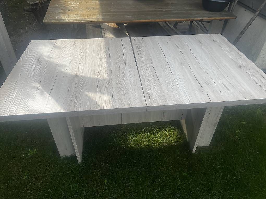 Tables: Table à rallonge pour 10 personnes  – D'occasion à Aclens par s_e_8nfy