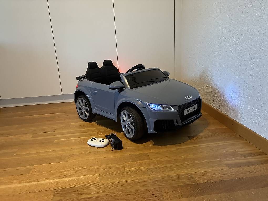 Veicoli per bambini: Kinderauto - Elektrisches Auto "Audi TTRS" - Lizenziert – Usato da Schenkon venduto da Julialuzern