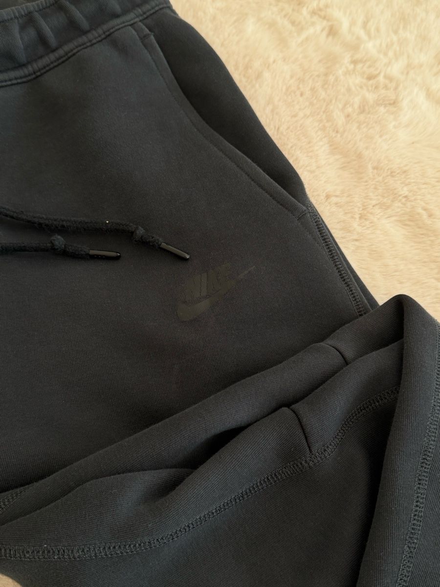 Nike Pantaloni: Nike Tech Fleece Hose  – Nuovo (secondo la descrizione) da Biel/Bienne venduto da ili_k9dc 1