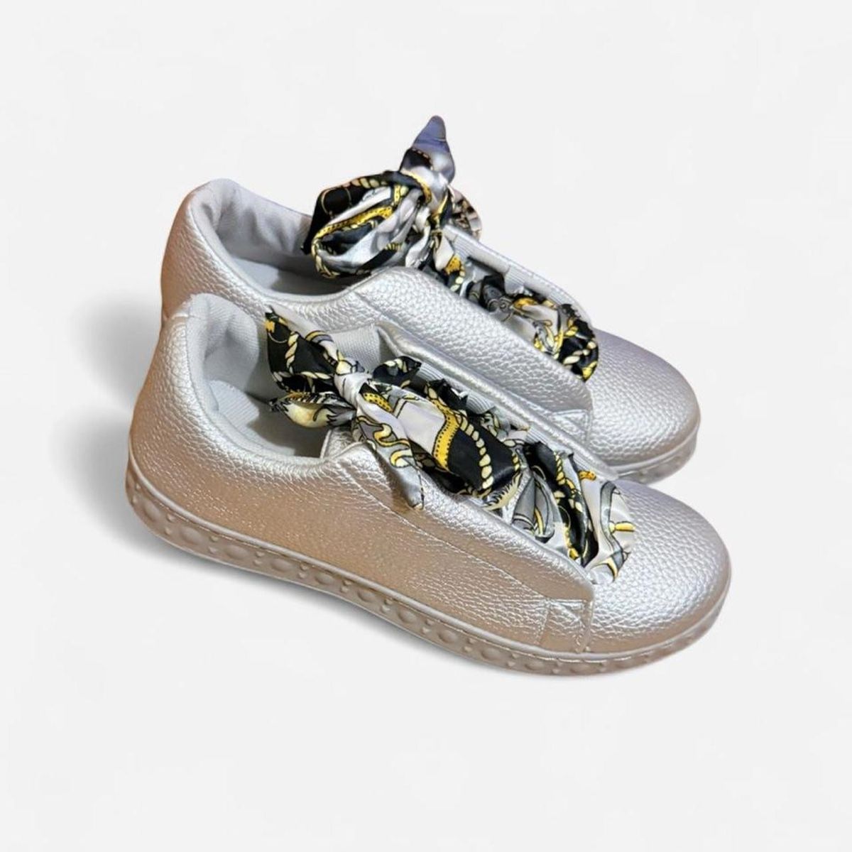 Scarpe da donna: Silver Sneakers with Scarf Laces – Nuovo e nell'imballaggio originale da Basel venduto da 1moonstar