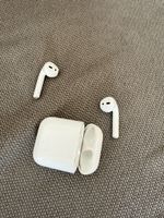 Custodia di ricarica per Apple AirPods, bianca, usata