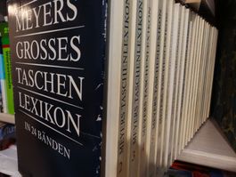 Meyers Grosses Taschenlexikon in 24 Bänden