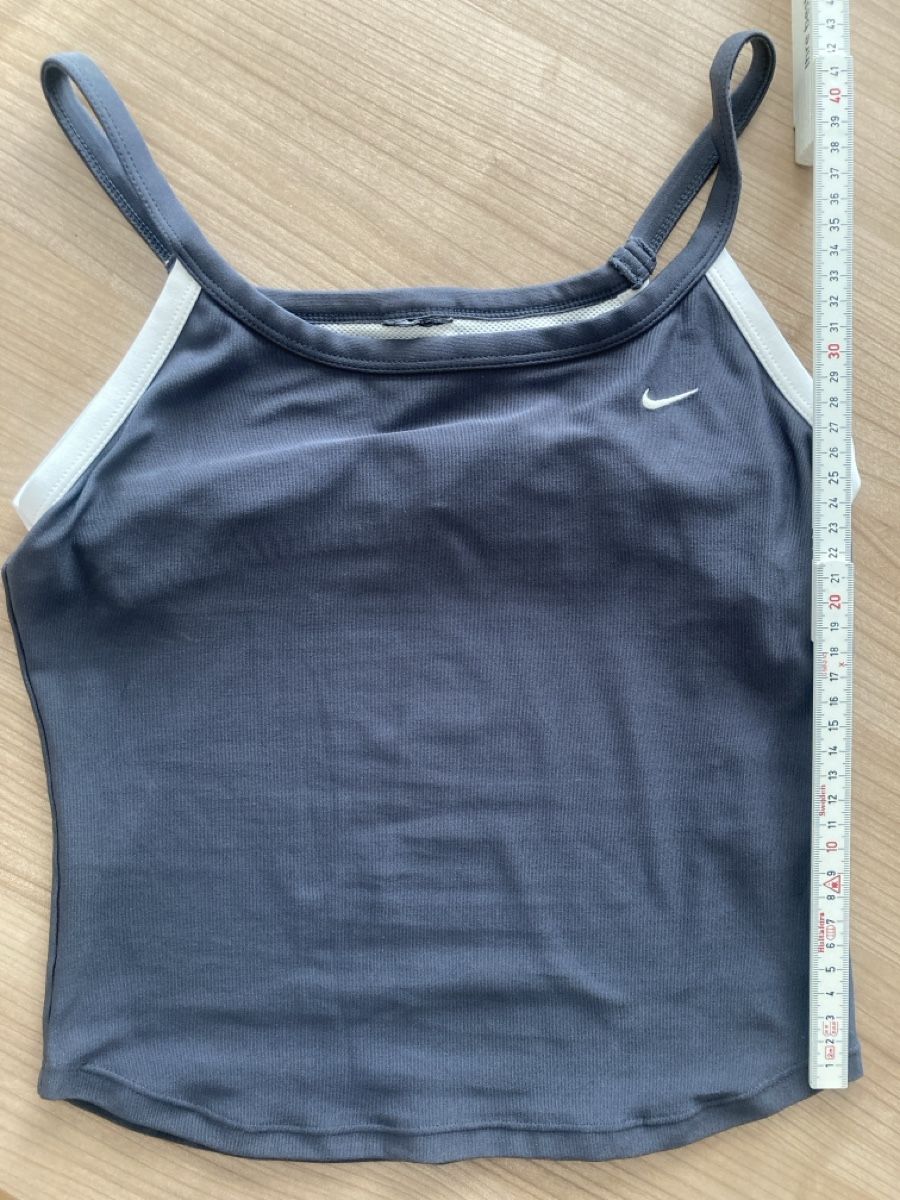 Nike Top: Top Nike gris, taille S, bustier intégré – Usato da La Tour-de-Peilz venduto da kle_t7hy 1