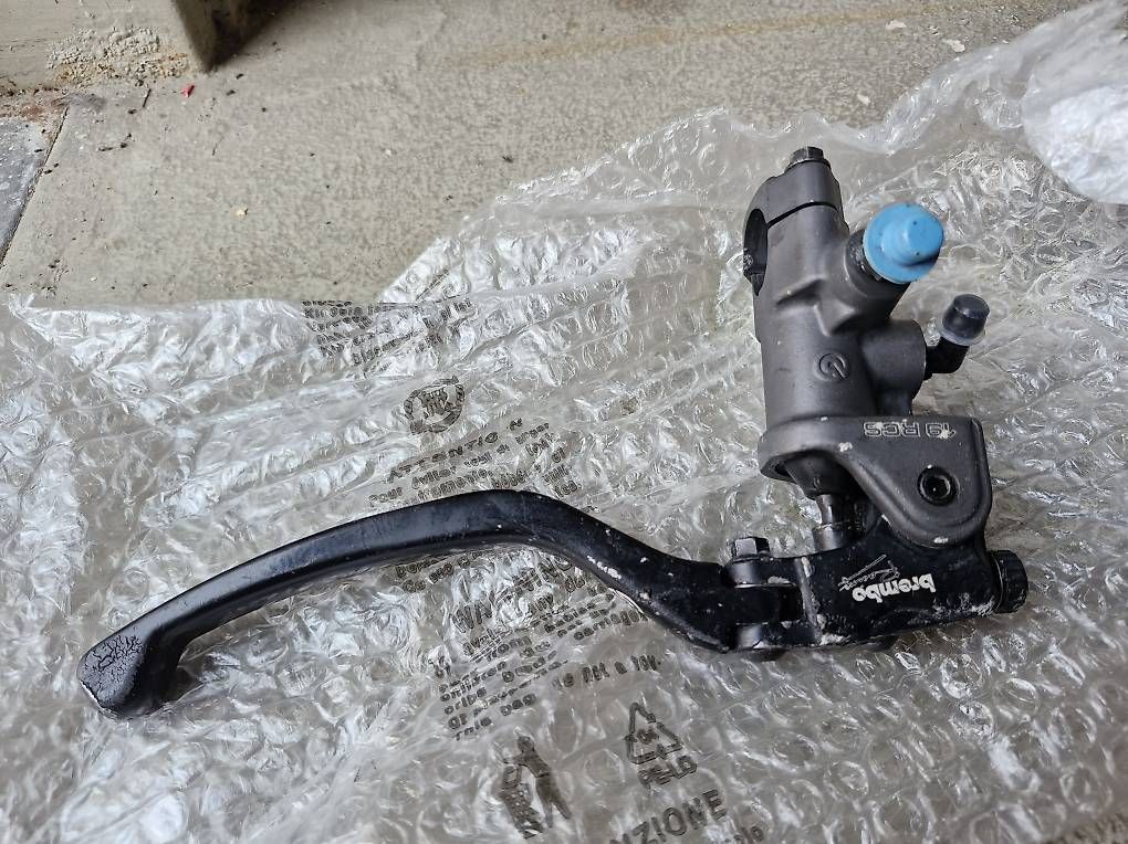 Toutes les pièces détachées moto: Pompa Brembo 19RCS – D'occasion à Giubiasco par acbelli