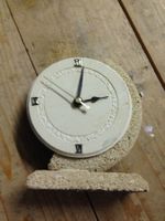 Uhr mit Steinsockel Dekoration