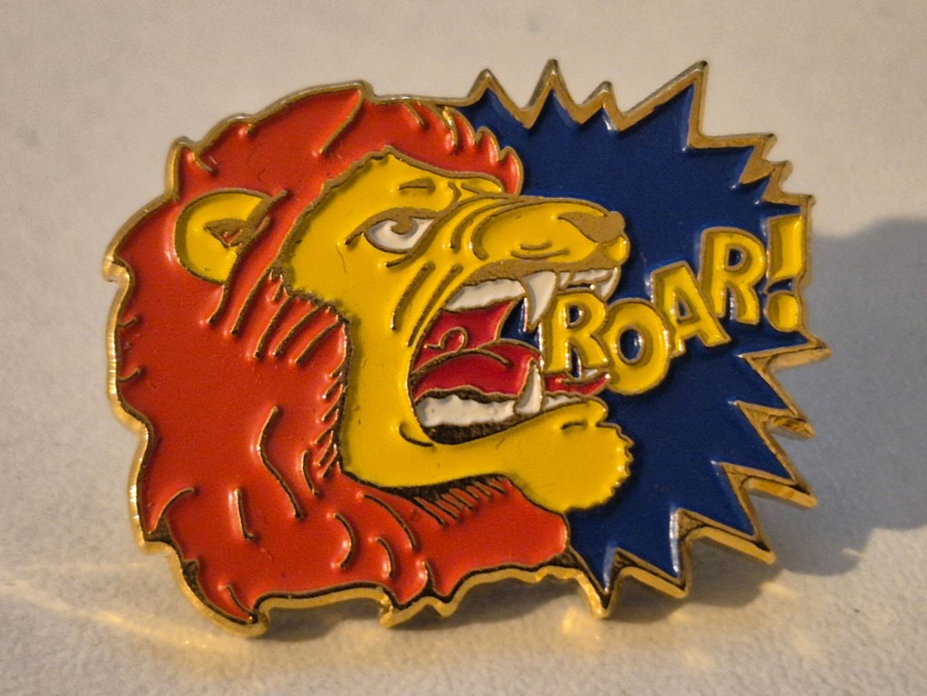 Placchette & Badge: vintage    Lion Löwe " Roar !  "    -   Pin – Usato da Niederweningen venduto da Obson