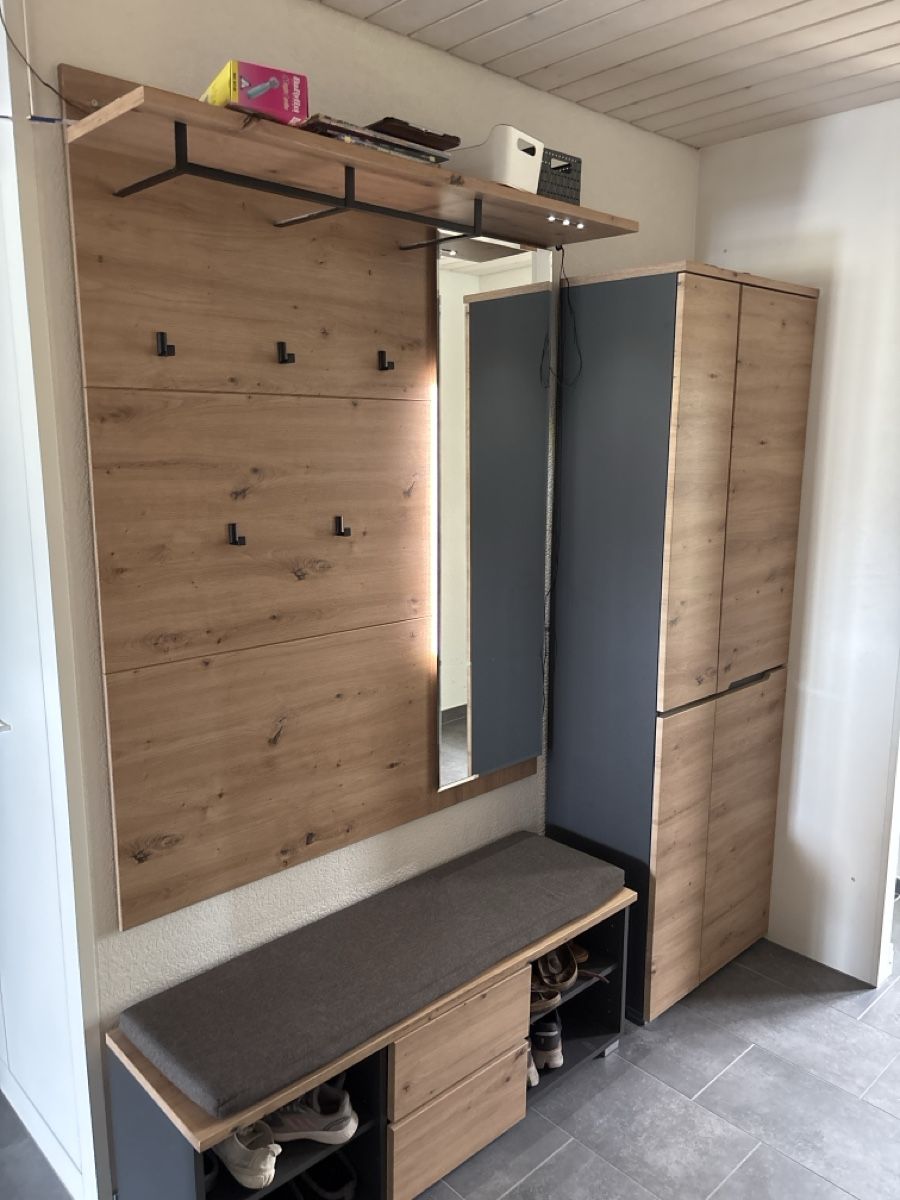 Guardaroba: Garderobe inkl. Sitzbank & Schrank – Usato da Holziken venduto da US3R
