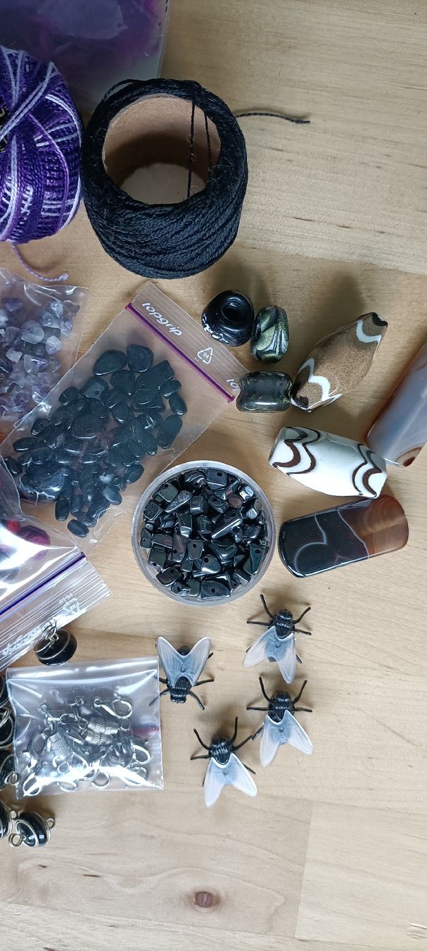 Bastelsets: Grosses Bastelset: Perlen, echte Edelsteine, Federn, Garn,.. – Gebraucht aus Bern von Fuxji17 7