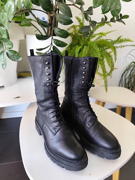 Scarpe da donna: botte en cuir noir taille 39 – Usato da La Tour-de-Trême venduto da tur_9vtf 1