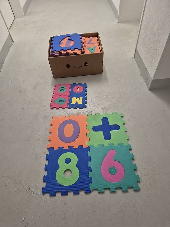 Rivestimenti per pavimenti: Bodenplatten für Kinderzimmer  – Usato da Aarburg venduto da Vagos