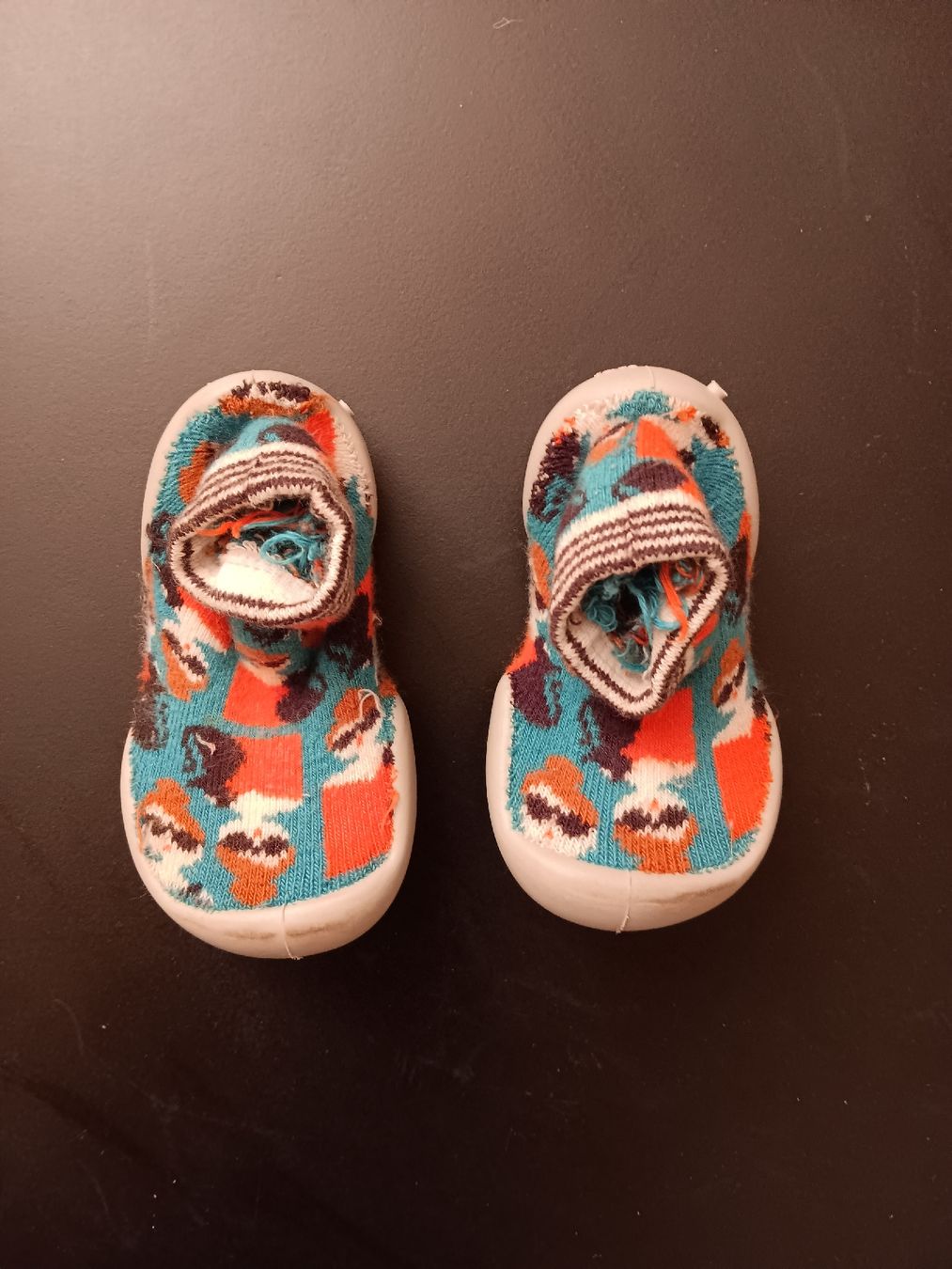 Scarpe per ragazzi: chaussons enfants collégien taille 20-21 – Usato da Lausanne venduto da Grabock