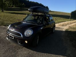 Mini Cooper S mit Dachträger & Dachbox