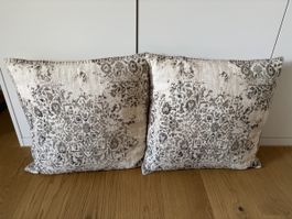 Zwei Kissen mit Ornamentmuster 60x60 grau beige top Zustand