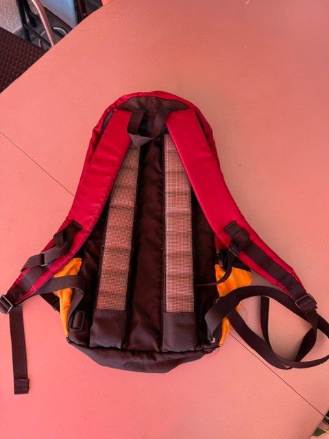 Deuter Zaini: Deuter Rucksack bunt guter Zustand – Usato da Zürich venduto da ennovy01 1