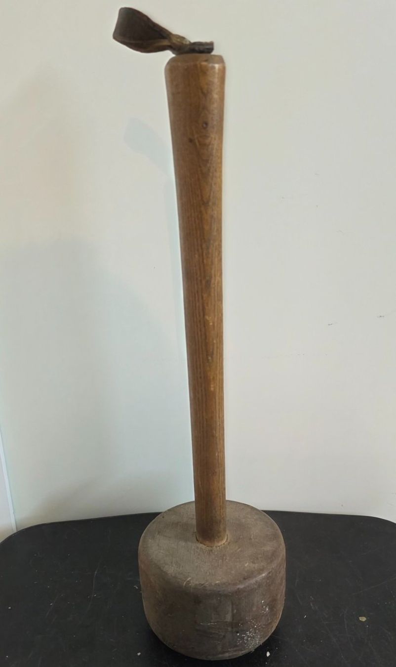 Tutti gli attrezzi: Antiker Futter- oder Krautstampfer aus Holz und Metall – Usato da Flums venduto da Flumsantik