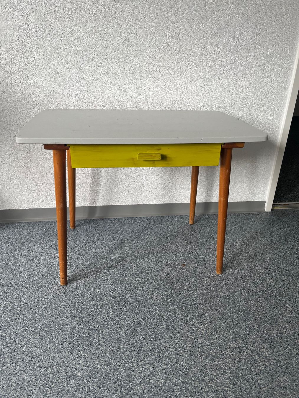 Set di tavolo e panche: Kindertisch mit 2 Stühle aus Holz – Usato da Thürnen venduto da gue_c8yz 1