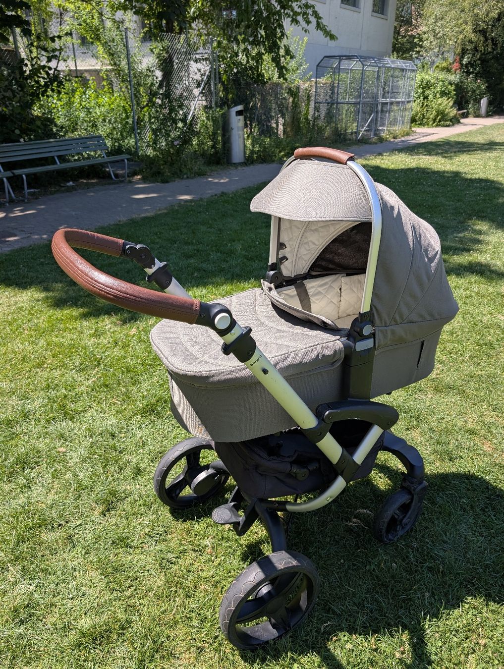 Poussette: Bonavi Kinderwagen mit Zubehör  – D'occasion à Zürich par mar_yxv5
