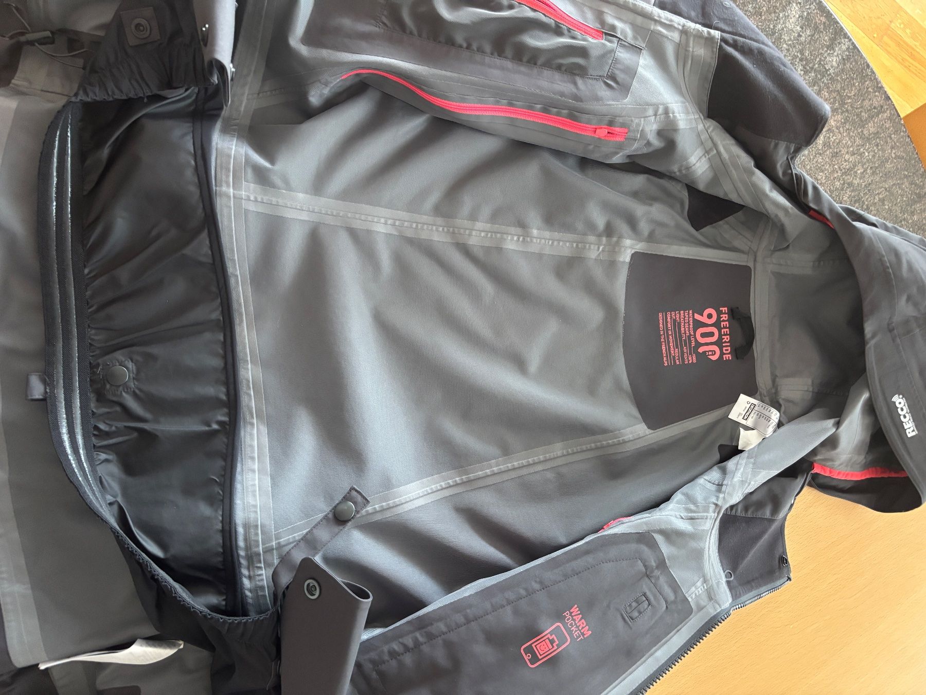 Decathlon Jacken: Decathlon Hardshelljacke Gr.XS – Neu (gemäss Beschreibung) aus Hasliberg-Hohfluh von hasliberg79 1
