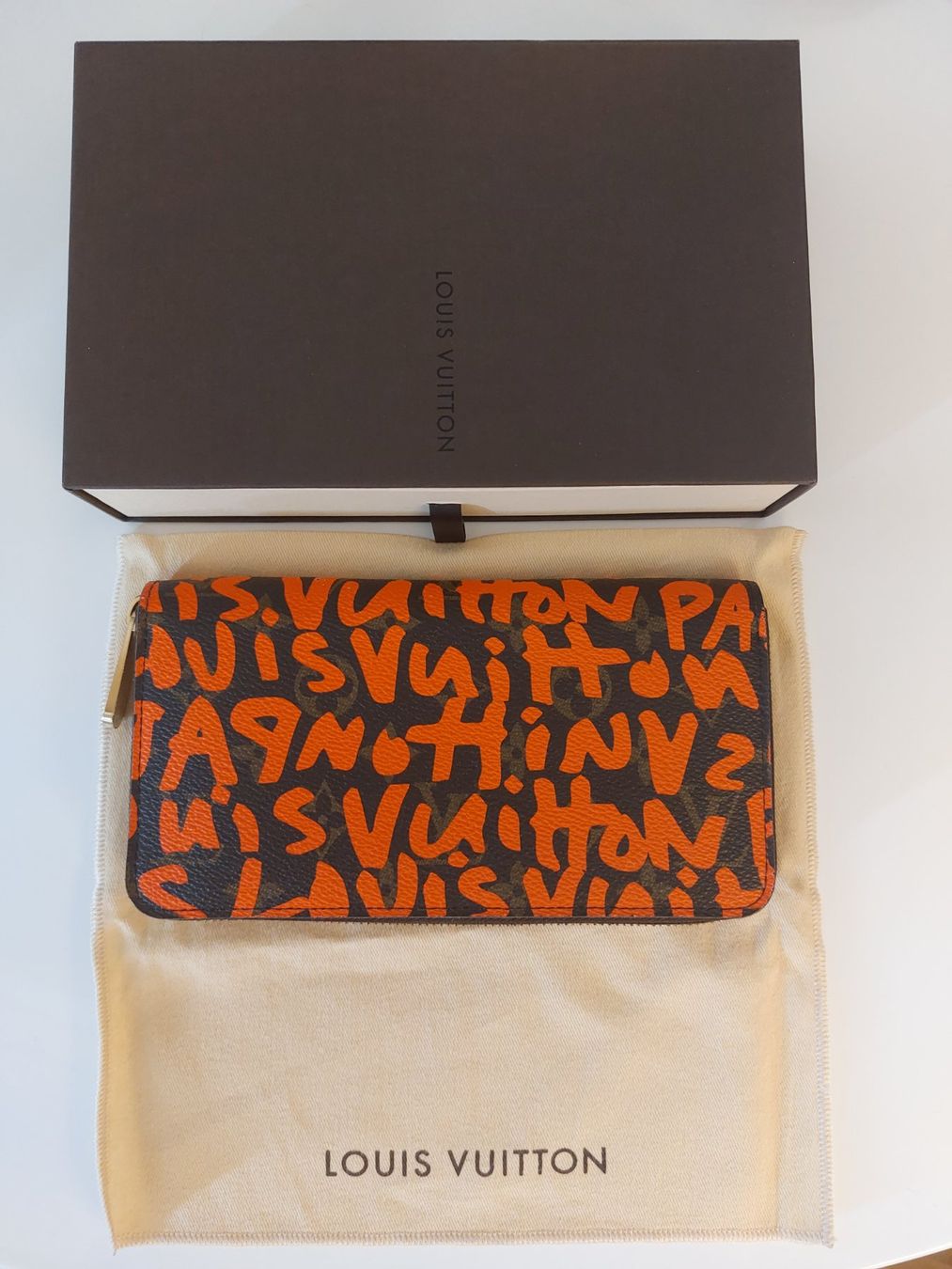 Louis Vuitton Portamonete: LOUIS VUITTON X STEPHEN SPROUSE Graffiti Zippy Wallet – Usato da Zürich venduto da 300SLR