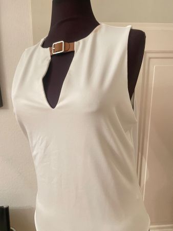 Body blanc sans manches avec boucle marron in faux cuir. Grr