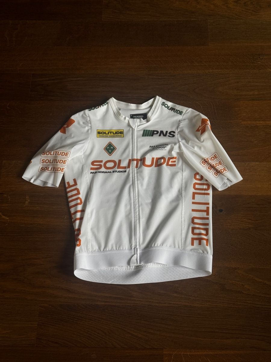 Pas Normal Studios Canottiere & Pantaloni: Pas Normal Studios Solitude Jersey White - Grösse S – Usato da Zürich venduto da PhilWIL