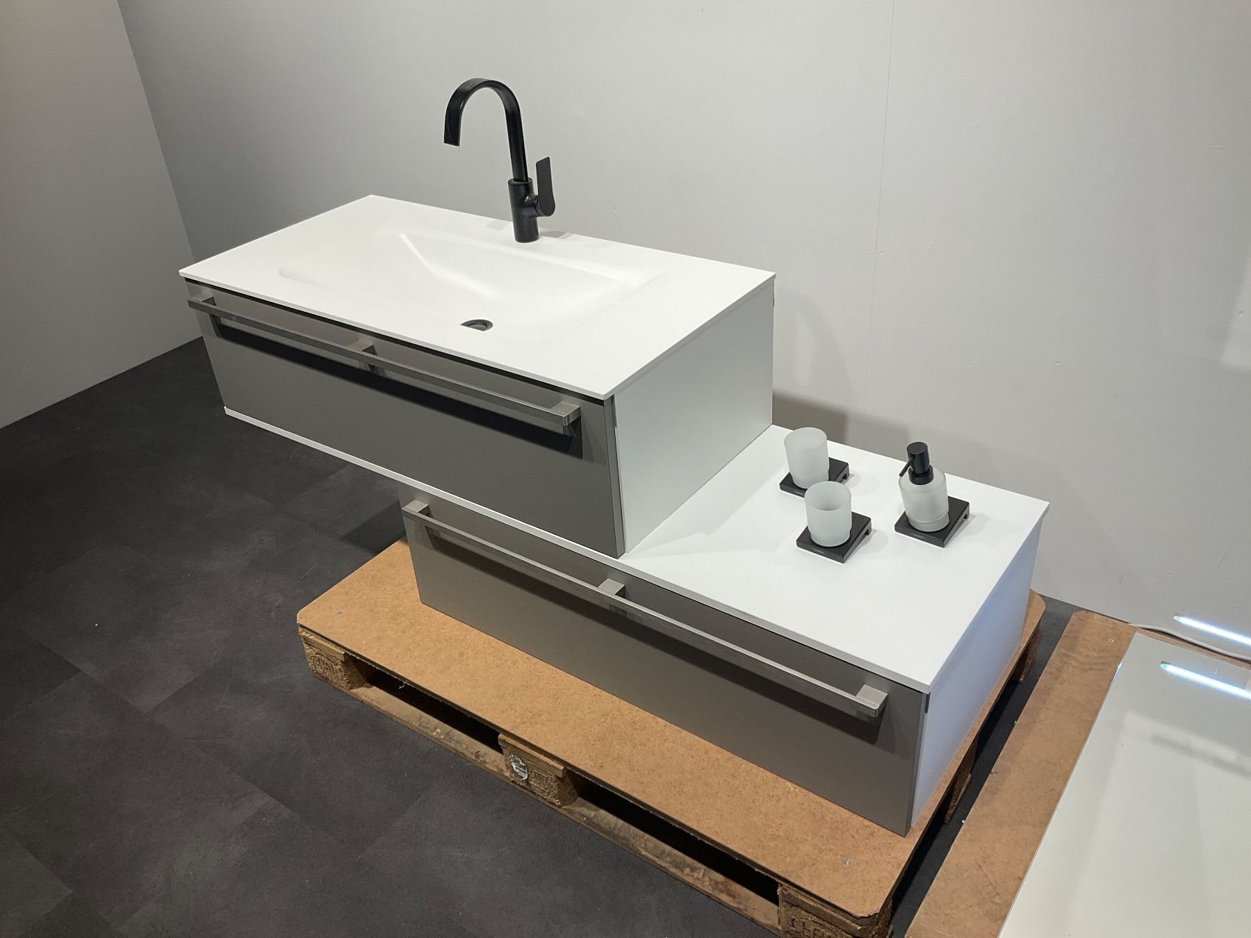 Mobili per bagno: 074 Badmöbelkombination, weiss/grau, 150cm – Nuovo (secondo la descrizione) da Derendingen venduto da Meisterstuecke 1