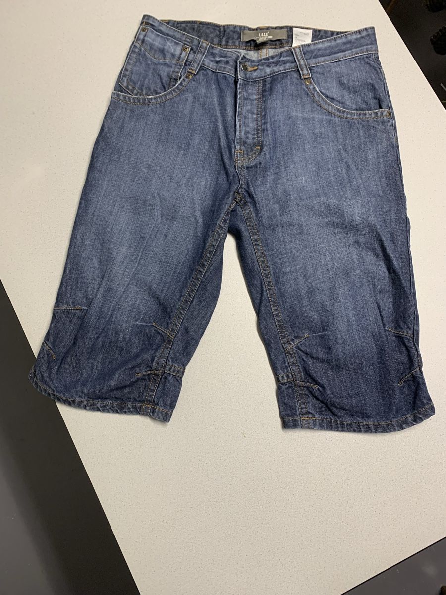 H&M Jeans: Bermudas Herren Jeans Blau Gr. 32 – D'occasion à Biel-Benken BL par PANORMUS 1