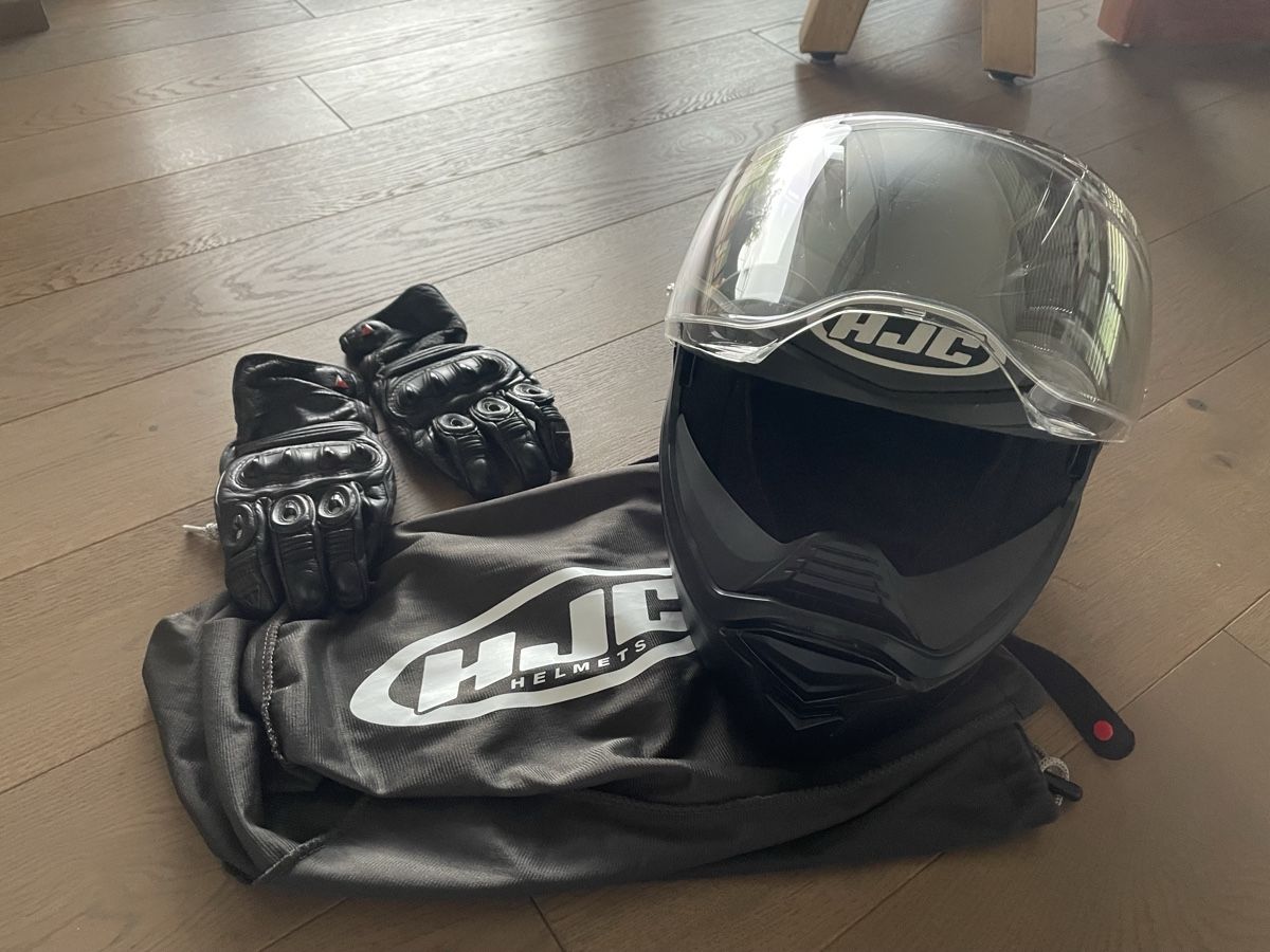 HJC Caschi & visiere: HJC Motorradhelm mit Triumph Handschuhe, Schwarz – Usato da Zürich venduto da jwiet