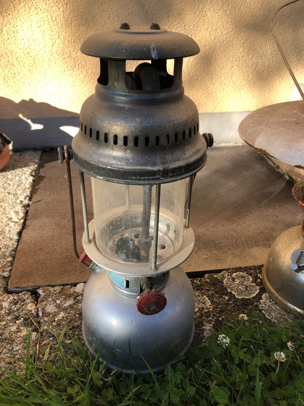 Lampade: Deux antique lampes à pétrole – Usato da Chénens venduto da Touta1franc 1