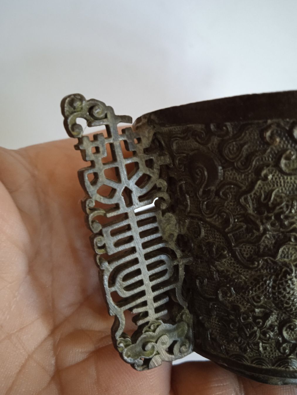 Vase & Récipients: Ein chinesischer Bronzebecher in Drachenform.  – D'occasion à Luzern par sse_hph5 8