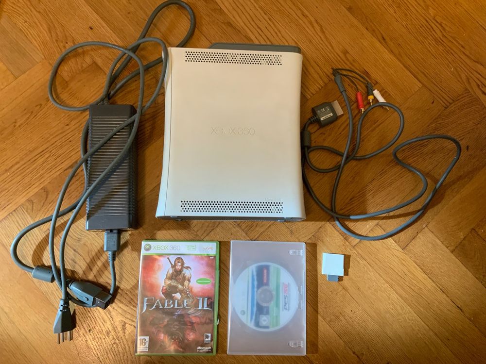 Xbox 360 + 60GB + câbles + 2 jeux + une carte mémoire Kaufen auf Ricardo