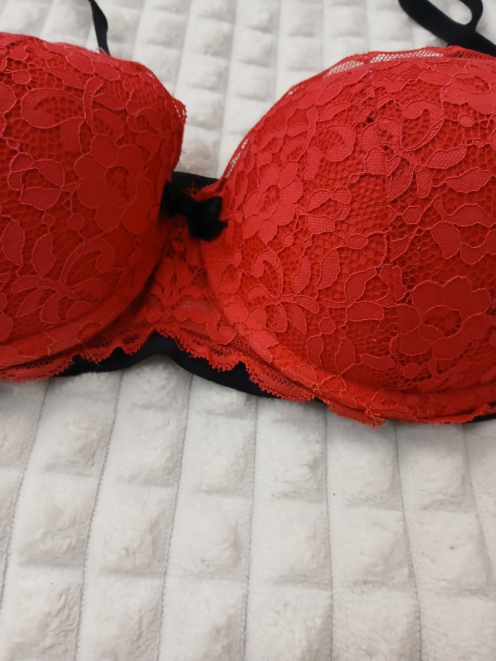 Altra biancheria intima: Roter Spitzen-BH Grösse 85C-Push-up – Usato da Glattbrugg venduto da fin_66d8 1