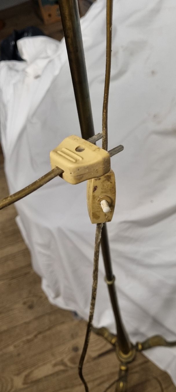 Lampade: antike Stehlampe mit Messingfuss – Usato da Wädenswil venduto da weihpos 4