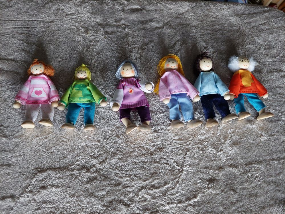 Mentari Puppenfamilie Mit Hund – Holzfiguren-Set Fürs Puppenhaus, Bunt, Nachhaltig, Ab 3 Jahren