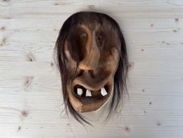 schöne alte Walliser Holzmaske von Henzen Wiler