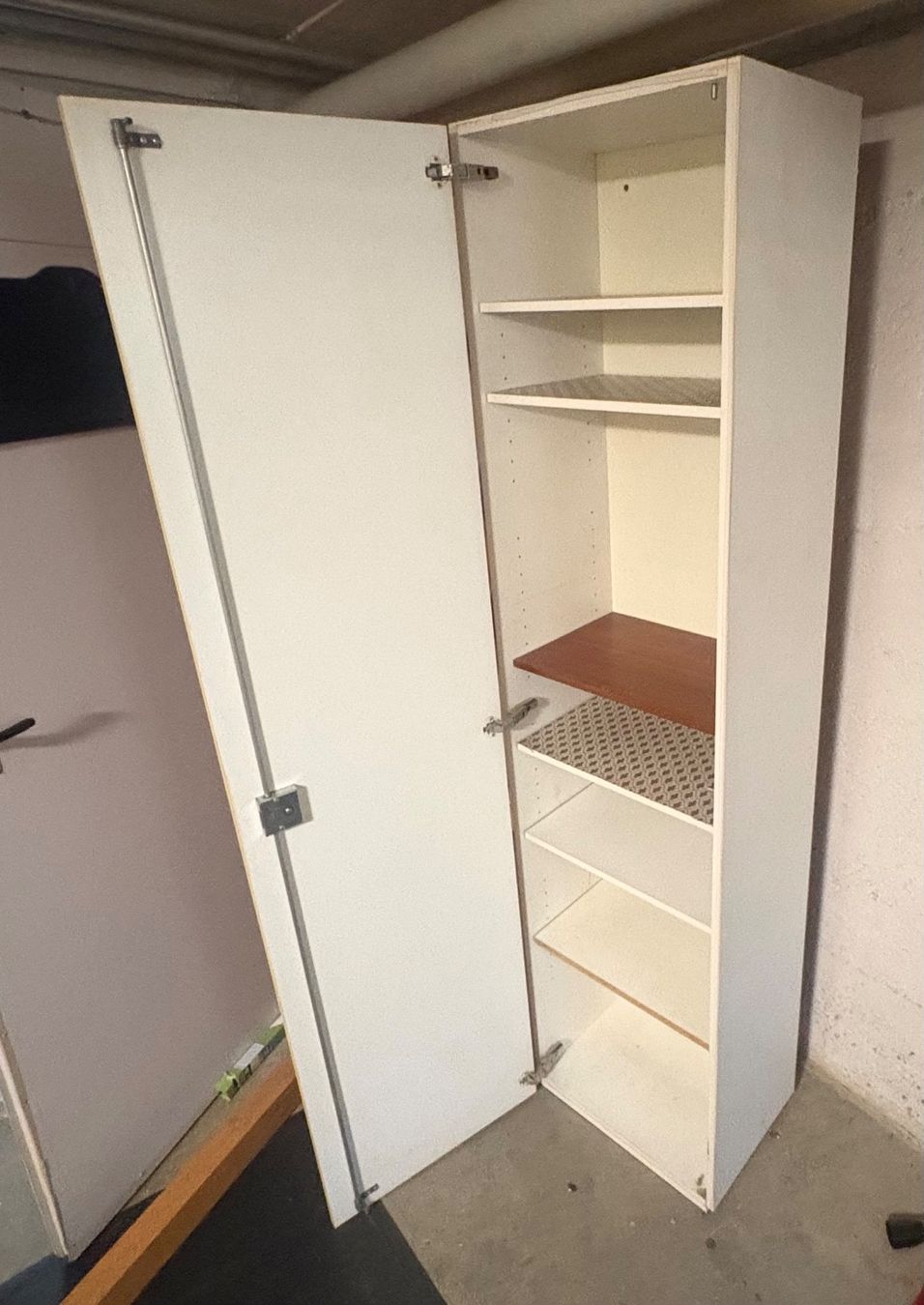 Schränke: Schrank rot, Weiss, mit Schubladen und Fächern – Gebraucht aus Frick von Rukki 2