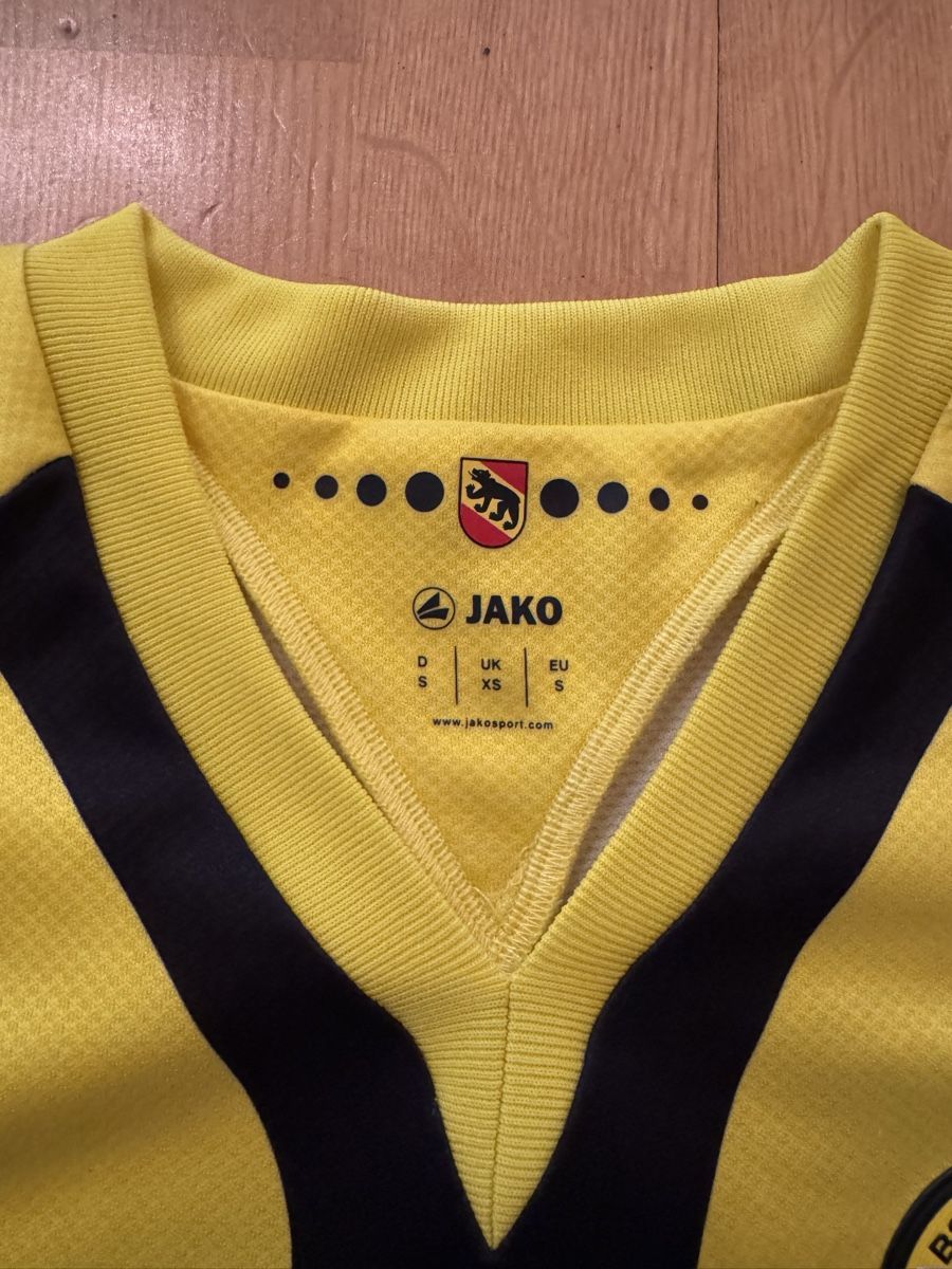 Jako Canottiere & Pantaloni: Originales YB Trikot 14/15, Grösse S – Usato da Stettlen venduto da DieTaube2.0 1
