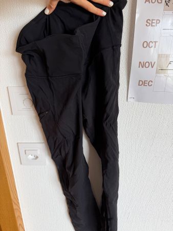 Schwarze Leggins Lululemon mit Reflektierstreifen unten