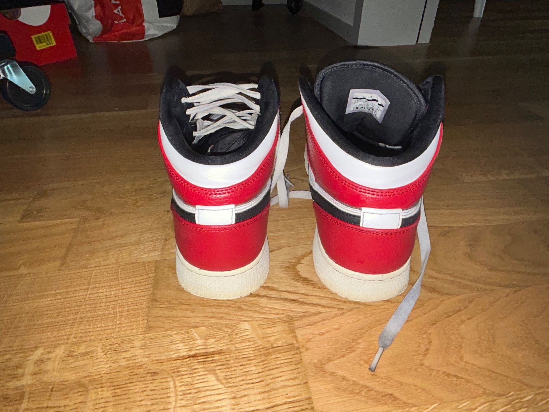 Scarpe da donna: AIR JORDAN 1 RED/WHITE/BLACK – Usato da Luzern venduto da Suneha 2