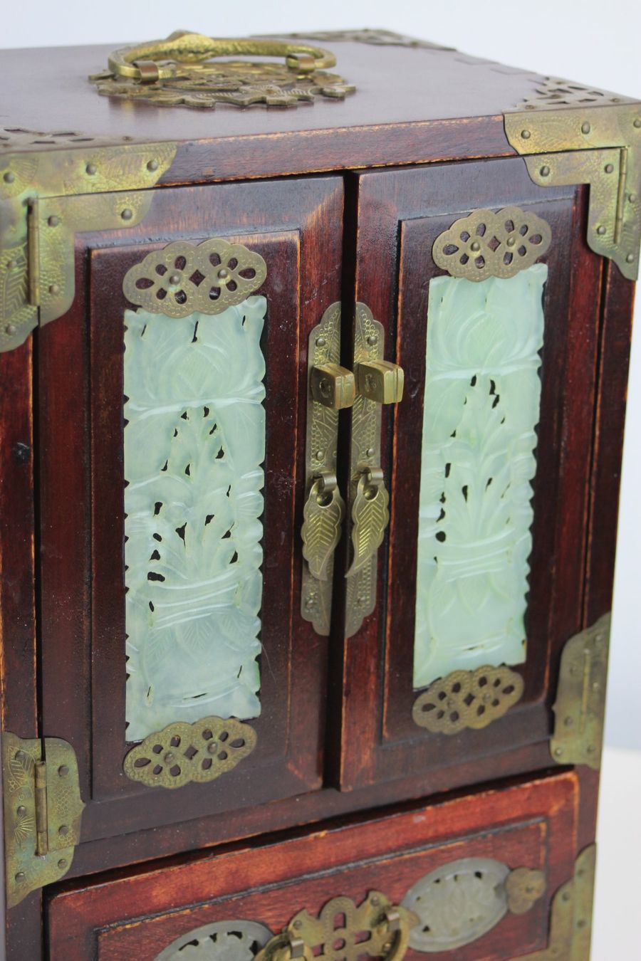 Coffrets à bijoux: Chinesisches Schmuckkästchen Holz mit Jade-Dekor – D'occasion à Basel par IRMAundFRED 4