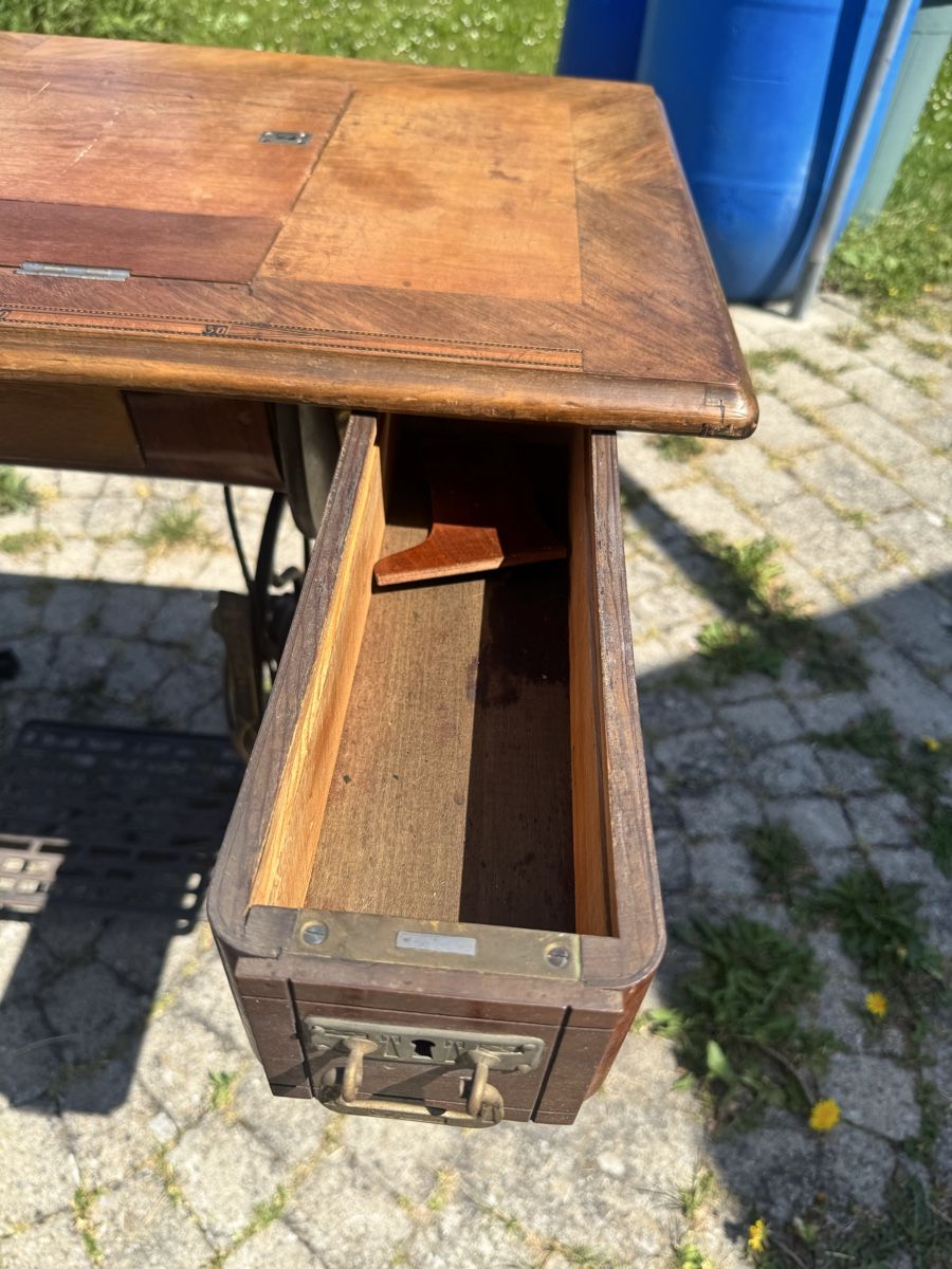 Phoenix Macchine da cucire: Antique Phoenix Sewing Machine Table – Usato da Seuzach venduto da Wolf936 3